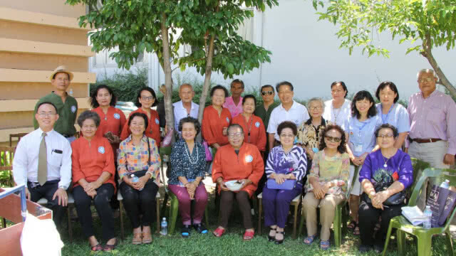 ชมรมคาราโอเกะผู้สูงอายุร้องเพลงกล่อมญาติผู้ป่วยคลายเครียด(มีคลิป)