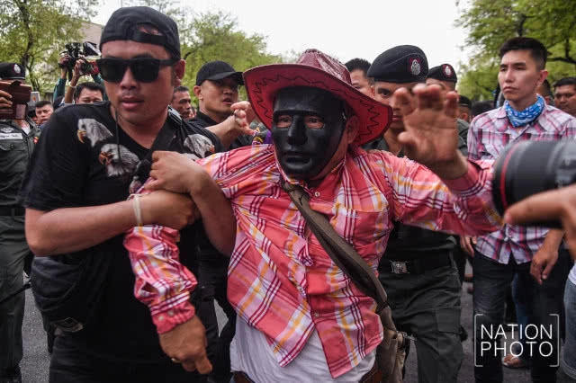 (ภาพชุด) นาทีรวบตัวแกนนำ "กลุ่มคนอยากเลือกตั้ง" ที่สะพานมัฆวานรังสรรค์