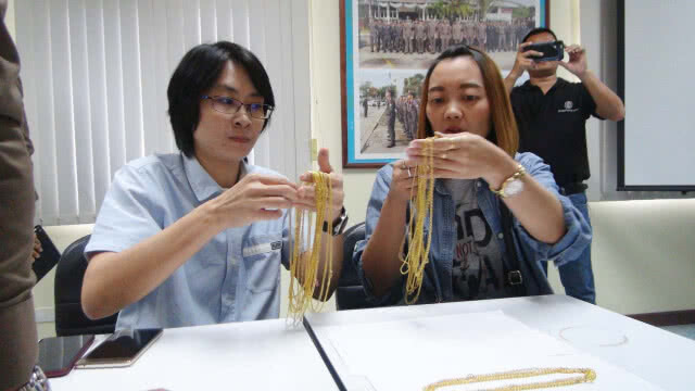 ผบช.ภ.2 ยึดคืนทองที่ถูกปล้นกลับมาได้บางส่วน นำให้ร้านทองตรวจสอบ