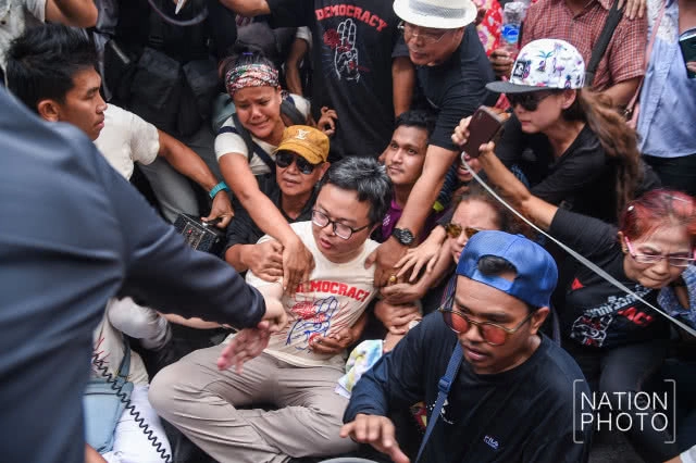 (ภาพชุด) นาทีรวบตัวแกนนำ "กลุ่มคนอยากเลือกตั้ง" ที่สะพานมัฆวานรังสรรค์