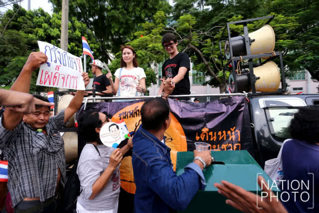 กลุ่มคนอยากเลือกตั้งเคลื่อนขบวนออกจาก ธรรมศาสตร์ ก่อนเจ้าหน้าที่ไม่อนุญาตให้ทำกิจกรรมทางการเมือง