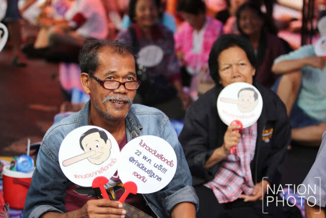 กลุ่มคนอยากเลือกตั้งพร้อมเคลื่อนขบวนจาก ธรรมศาสตร์ ถึง หน้าทำเนียบฯ