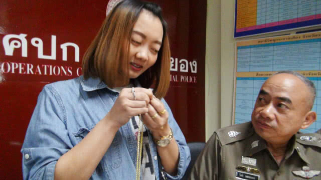 ผบช.ภ.2 ยึดคืนทองที่ถูกปล้นกลับมาได้บางส่วน นำให้ร้านทองตรวจสอบ