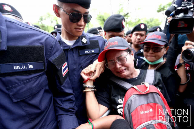 กลุ่มคนอยากเลือกตั้งเคลื่อนขบวนออกจาก ธรรมศาสตร์ ก่อนเจ้าหน้าที่ไม่อนุญาตให้ทำกิจกรรมทางการเมือง