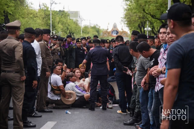(ภาพชุด) นาทีรวบตัวแกนนำ "กลุ่มคนอยากเลือกตั้ง" ที่สะพานมัฆวานรังสรรค์