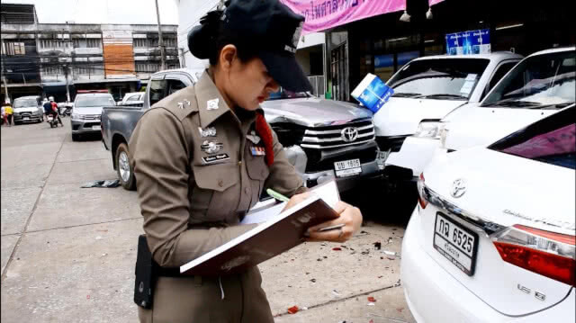 หนุ่มใหญ่เหยียบเบรกผิดไปเหยียบคันเร่ง รถพุ่งชน 6 คันรวด