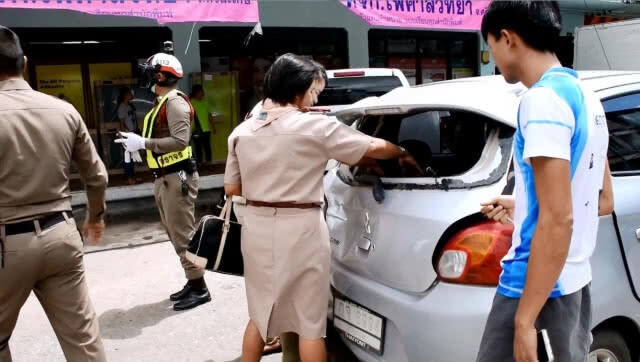 หนุ่มใหญ่เหยียบเบรกผิดไปเหยียบคันเร่ง รถพุ่งชน 6 คันรวด
