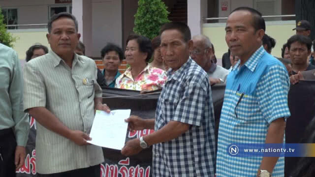 กรรมการศึกษาและชาวบ้านขึ้นป้าย "ค้านผอ." โรงเรียนคนใหม่