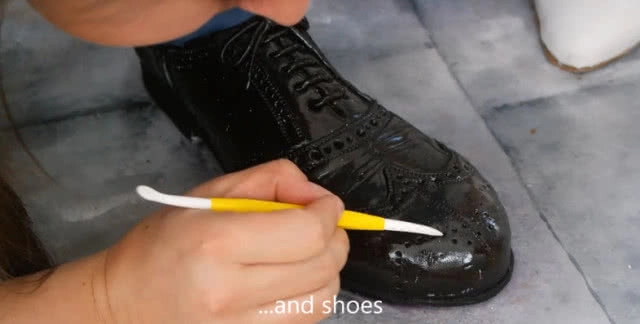 ควันหลงเสกสมรส 
"เจ้าชายแฮร์รี่-เมแกน มาร์เคิล"
แม่บ้านอังกฤษทำเค้กคู่สมรส สุดฝีมือ ร่วมฉลอง