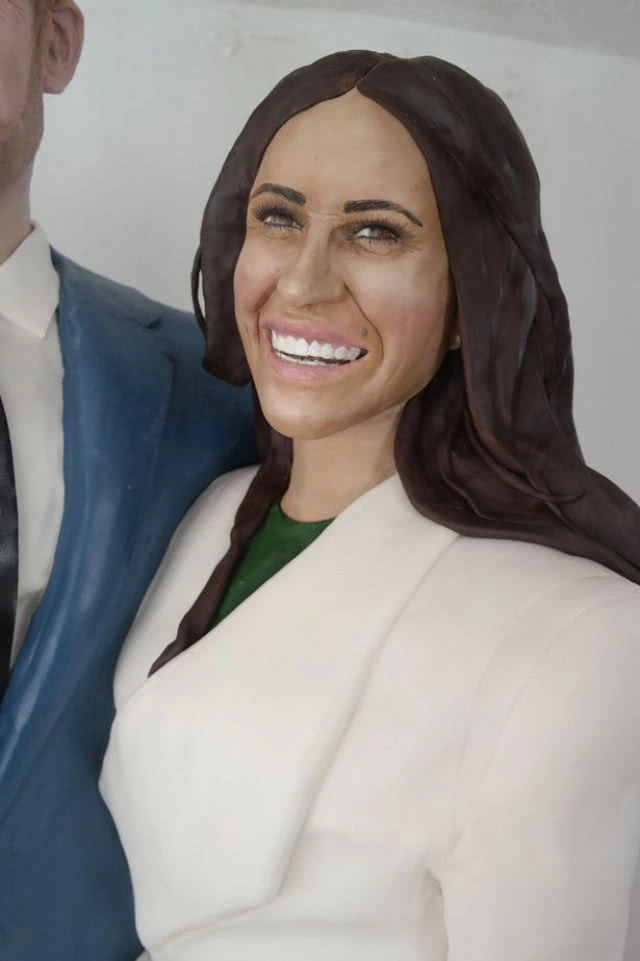 ควันหลงเสกสมรส 
"เจ้าชายแฮร์รี่-เมแกน มาร์เคิล"
แม่บ้านอังกฤษทำเค้กคู่สมรส สุดฝีมือ ร่วมฉลอง