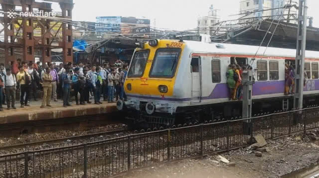 ทะลัก! ชีวิตที่ขอบประตูรถไฟของชาวอินเดีย 
แต่ละปี ต้องสังเวยชีวิตหลายพันคน