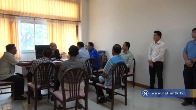 กรรมการศึกษาและชาวบ้านขึ้นป้าย "ค้านผอ." โรงเรียนคนใหม่