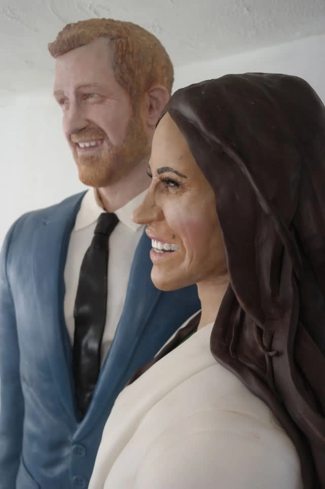 ควันหลงเสกสมรส 
"เจ้าชายแฮร์รี่-เมแกน มาร์เคิล"
แม่บ้านอังกฤษทำเค้กคู่สมรส สุดฝีมือ ร่วมฉลอง