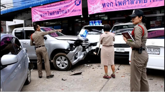 หนุ่มใหญ่เหยียบเบรกผิดไปเหยียบคันเร่ง รถพุ่งชน 6 คันรวด
