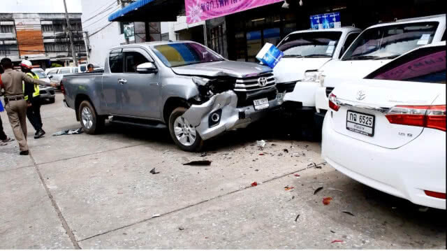 หนุ่มใหญ่เหยียบเบรกผิดไปเหยียบคันเร่ง รถพุ่งชน 6 คันรวด