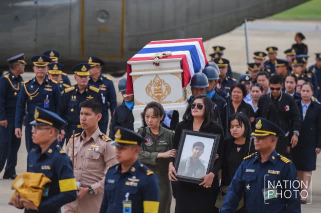 (ภาพชุด) รับศพลูกทัพฟ้า เครื่องบินซ้อมรบตก ปูนบำเหน็จ 7 ชั้นยศ