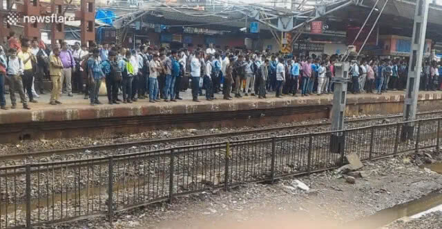ทะลัก! ชีวิตที่ขอบประตูรถไฟของชาวอินเดีย 
แต่ละปี ต้องสังเวยชีวิตหลายพันคน