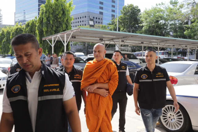 ตำรวจกองปราบ คุมตัว เจ้าอาวาสวัดตราชู และ รองเจ้าอาวาสวัดกุฎีทอง สอบปากคำ(มีคลิป)