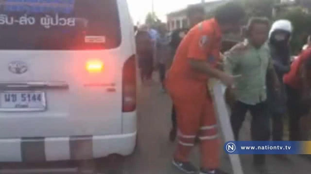 หวิดดับ! ทั้งคันรถ รถกระบะ "ยางระเบิด" เสียหลักพลิกคว่ำบาดเจ็บ 14  สาหัส 2