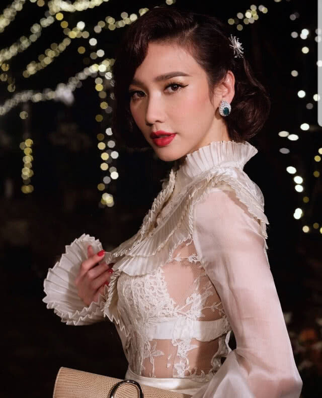 ส่องความงาม "อั้ม พัชราภา" สวมชุดไทยร่วมปาร์ตี้วันเกิด "แหวนแหวน"
