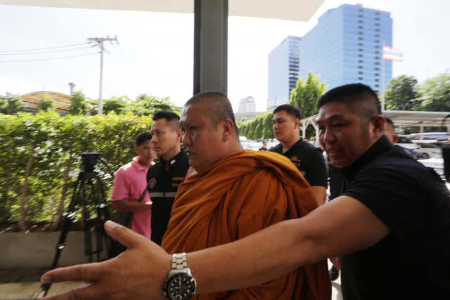 ตำรวจกองปราบ คุมตัว เจ้าอาวาสวัดตราชู และ รองเจ้าอาวาสวัดกุฎีทอง สอบปากคำ(มีคลิป)