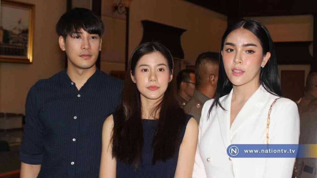 "เคน-เอสเธอร์" เข้าให้ปากคำ ตร.เผยทดลองใช้ผลิตภัณฑ์ก่อนรีวิว "เคน-เอสเธอร์" เข้าให้ปากคำ ตร.เผยทดลองใช้ผลิตภัณฑ์ก่อนรีวิว
