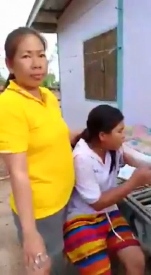 แห่แชร์คลิปป้าสาดน้ำร้อนใส่สามพ่อลูกบาดเจ็บหลายหน่วยงานรุดช่วย