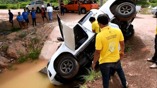 หนุ่มเซลแมนซิ่งกระบะป้ายแดงเสียหลักตกบ่อน้ำ ยังหาตัวไม่พบ