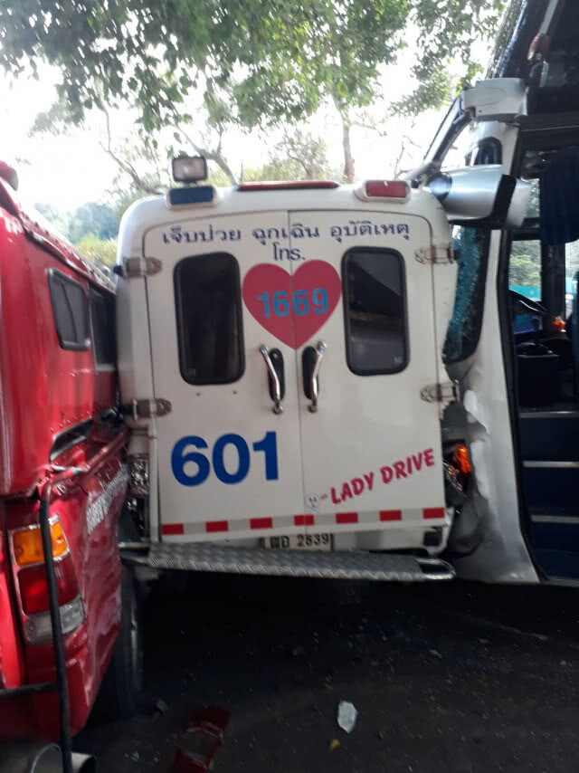 รถบัสท่องเที่ยวไหลชน 3 คันรวด! "รถกู้ภัย - สี่ล้อแดงบนดอยสุเทพ"