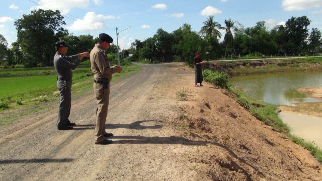 สุดสลดใจ 3 ด.ช.รุมข่มขืนเด็ก ป.1 ทั้งจ้างกดน้ำหวังฆ่าปิดปาก ยายเหยื่อขับ จยย.เห็นช่วยไว้ทัน(มีคลิป)