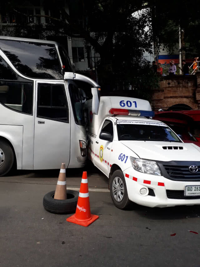 รถบัสท่องเที่ยวไหลชน 3 คันรวด! "รถกู้ภัย - สี่ล้อแดงบนดอยสุเทพ"