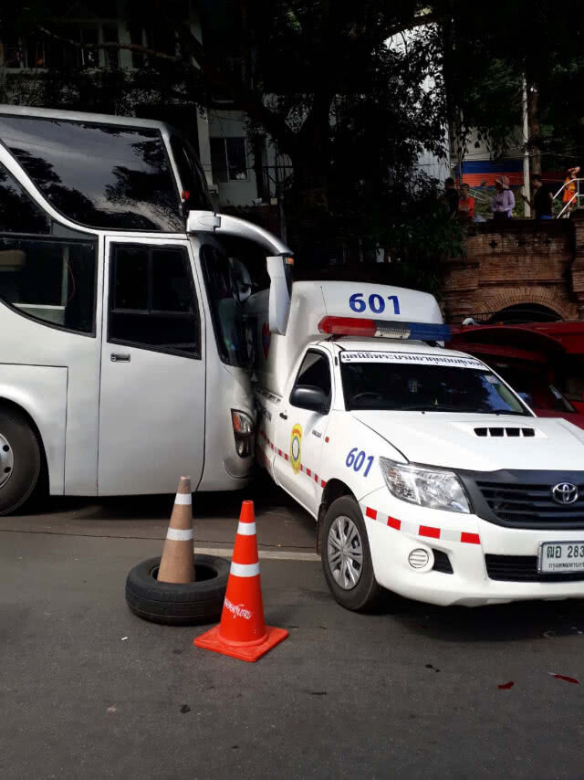 รถบัสนักท่องเที่ยวไหลชนรถกู้ภัย-สี่ล้อแดงบนดอยสุเทพ