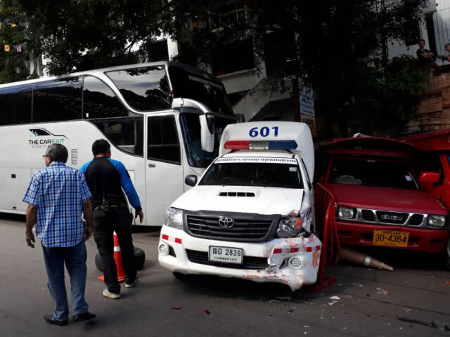 รถบัสท่องเที่ยวไหลชน 3 คันรวด! "รถกู้ภัย - สี่ล้อแดงบนดอยสุเทพ"
