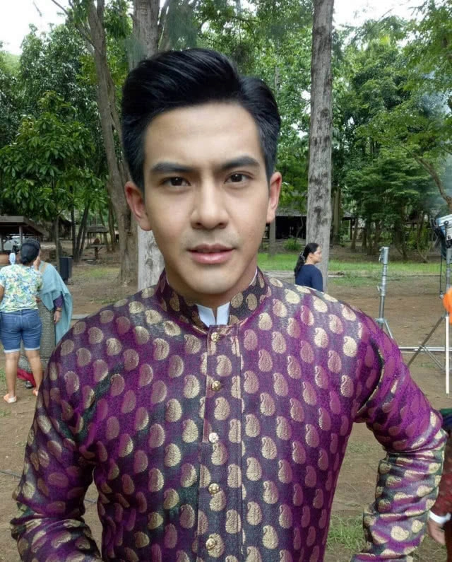 แซ่บ!! ลืม 4 พระเอกดังอาบน้ำโชว์หุ่น