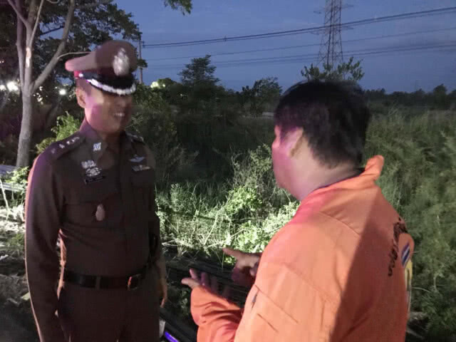 รถบัสพุ่งชนท้ายรถบรรทุกสิบล้อบาดเจ็บ 28 ราย