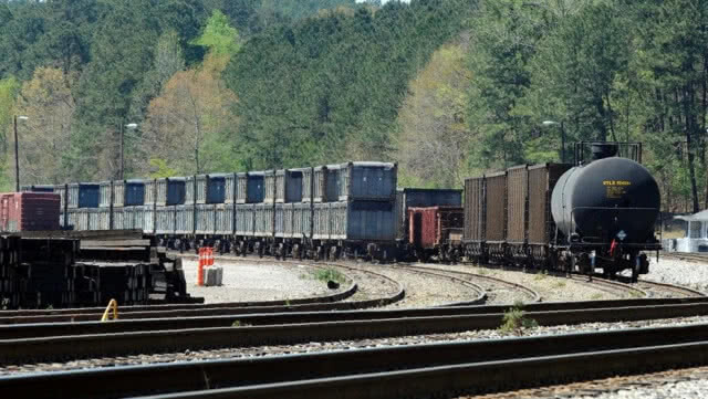 แจกน้ำหอมดับกลิ่นฟรี! เมืองที่รถไฟบรรทุกอึมนุษย์จอดค้าง 2 เดือน