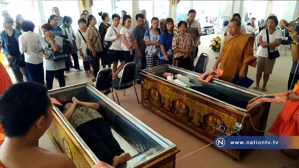 "พิธีกรรมนอนโลงศพสะเดาะเคราะห์" เชื่อต่ออายุได้ (ภาพ)