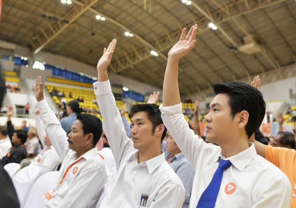 "ธนาธร" นั่งหัวหน้า "พรรคอนาคตใหม่" "ธนาธร" นั่งหัวหน้า "พรรคอนาคตใหม่"