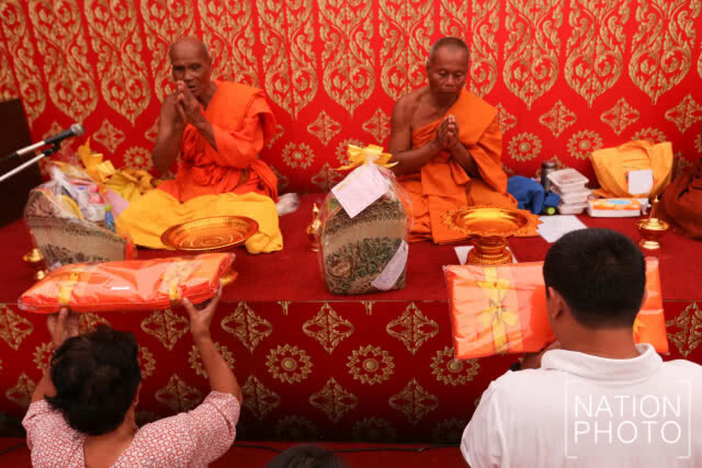 (ภาพชุด)พุทธศาสนิกชนเดินทางมาทำบุญและเวียนเทียนเนื่องในสัปดาห์ส่งเสริมพระพุทธศาสนาวันวิสาขบูชา