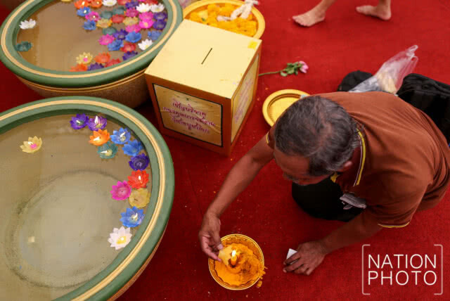 (ภาพชุด)พุทธศาสนิกชนเดินทางมาทำบุญและเวียนเทียนเนื่องในสัปดาห์ส่งเสริมพระพุทธศาสนาวันวิสาขบูชา