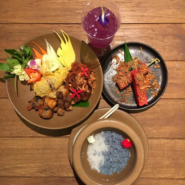 อร่อยปักหมุด : ลิ้มรสอาหารไทยดั้งเดิมสูตรลับ ตำรับคุณยายที่ห้องอาหาร Siam tea room