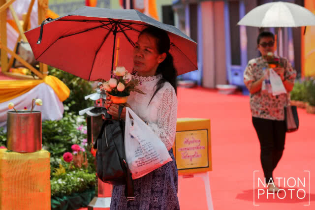 (ภาพชุด)พุทธศาสนิกชนเดินทางมาทำบุญและเวียนเทียนเนื่องในสัปดาห์ส่งเสริมพระพุทธศาสนาวันวิสาขบูชา