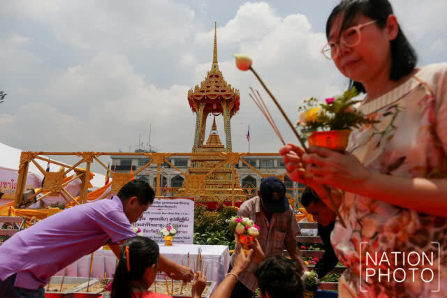 (ภาพชุด)พุทธศาสนิกชนเดินทางมาทำบุญและเวียนเทียนเนื่องในสัปดาห์ส่งเสริมพระพุทธศาสนาวันวิสาขบูชา