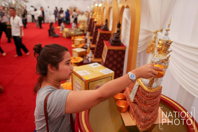(ภาพชุด)พุทธศาสนิกชนเดินทางมาทำบุญและเวียนเทียนเนื่องในสัปดาห์ส่งเสริมพระพุทธศาสนาวันวิสาขบูชา