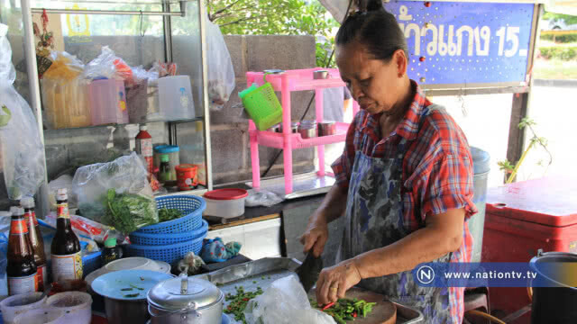 "ข้าวแกง 15 บาท" สวนกระแสยุคเศรษฐกิจขาลง