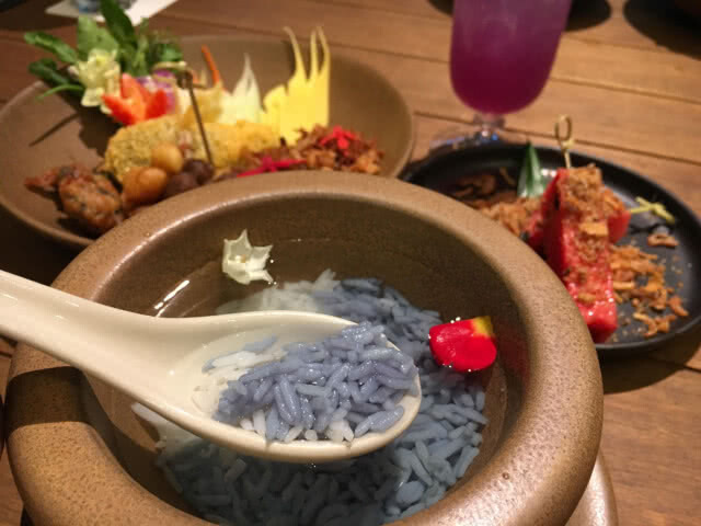 อร่อยปักหมุด : ลิ้มรสอาหารไทยดั้งเดิมสูตรลับ ตำรับคุณยายที่ห้องอาหาร Siam tea room