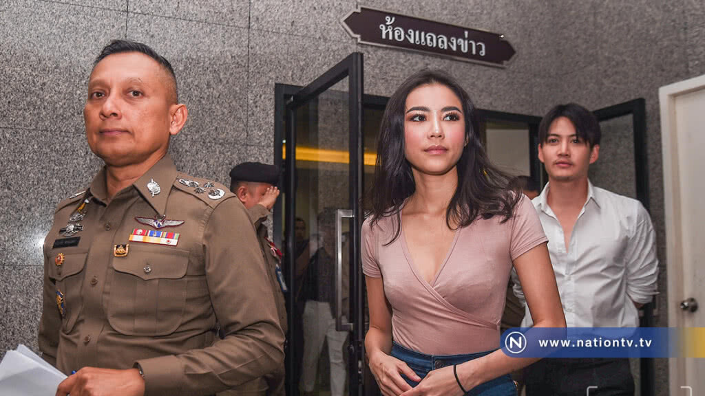 (ภาพชุด) กอล์ฟ-ตุ๊กกี้-กิ๊บซี่-อุ้ม เข้าพบรอง ผบ.ตร. ปมรีวิวสินค้า ‘เมจิกสกิน’