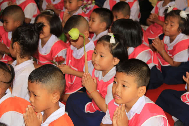 นำนักเรียนชั้นอนุบาลร่วมเวียนเทียนรอบโบสถ์วันวิสาขบูชา(มีคลิป)