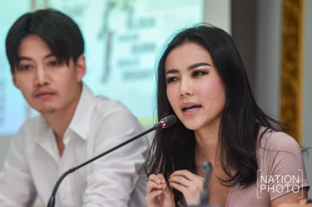 (ภาพชุด) กอล์ฟ-ตุ๊กกี้-กิ๊บซี่-อุ้ม เข้าพบรอง ผบ.ตร. ปมรีวิวสินค้า ‘เมจิกสกิน’