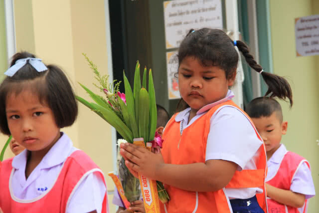 นำนักเรียนชั้นอนุบาลร่วมเวียนเทียนรอบโบสถ์วันวิสาขบูชา(มีคลิป)